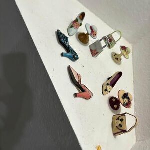 10 pcs Miniature High heel Shoe W/Handbag Purse & hat on stand magnet (tan4)